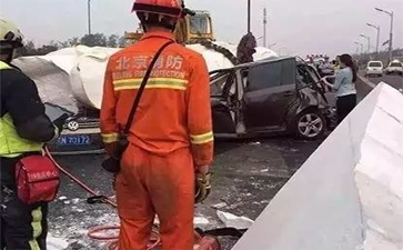 運輸佛像的大車側(cè)翻，佛像摔斷，引發(fā)大堵車